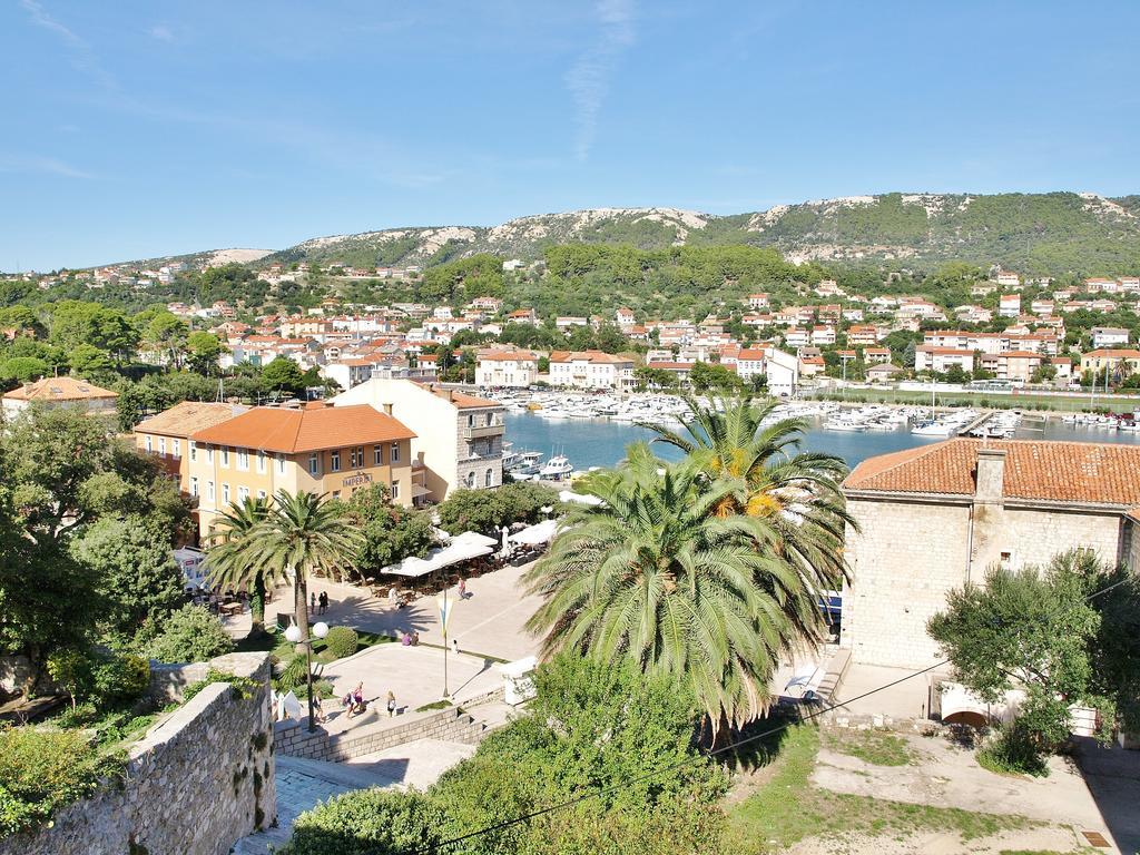 Rooms And Studio Old Town Rab Town Quarto foto